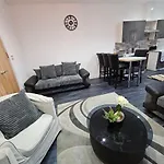 Luxe Villa Home Near Nec, Airport, Train