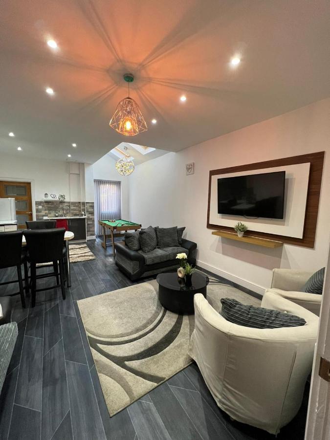 Luxe Near Nec, Airport, Train Villa